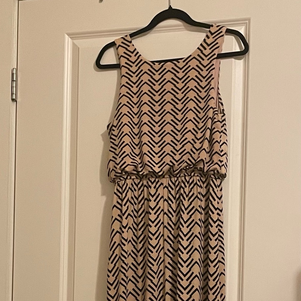 Maxi dress chic taupe and black pattern, size medium, brand three pink hearts.